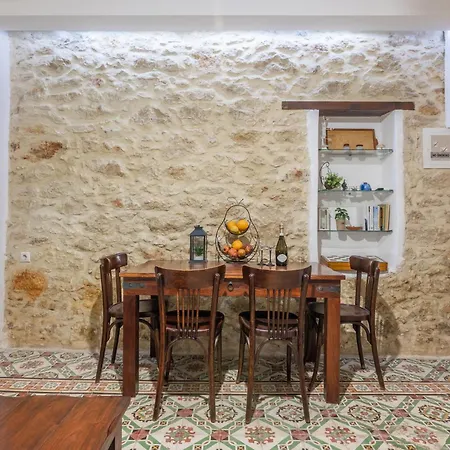 Apartment Malama's Maisonette At The Historic Center